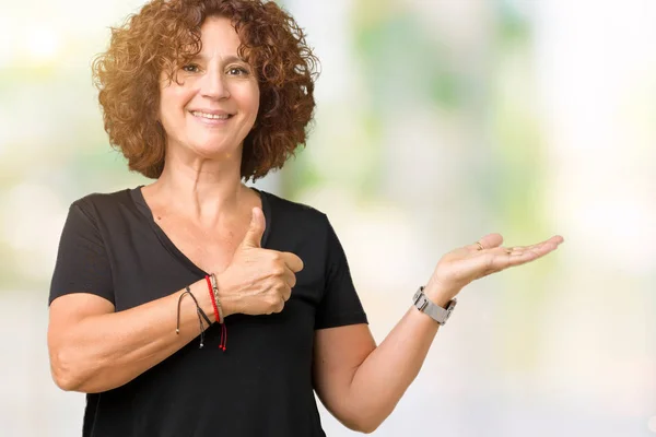 Schöne Seniorin Mittleren Alters Über Isoliertem Hintergrund Zeigt Handfläche Und — Stockfoto