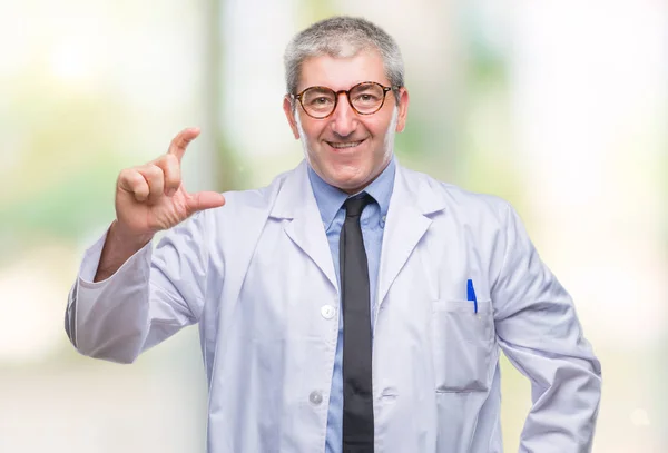 Bello Dottore Anziano Scienziato Professionista Che Indossa Cappotto Bianco Sfondo — Foto Stock