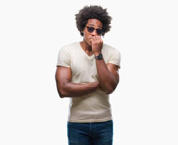 Homem Afro Americano Vestindo Óculos Sol Sobre Fundo Isolado Olhando — Fotografia de Stock