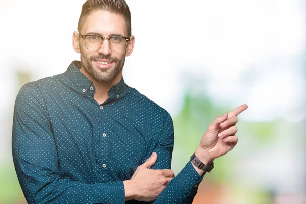 Junger Gutaussehender Geschäftsmann Mit Brille Vor Isoliertem Hintergrund Mit Einem — Stockfoto