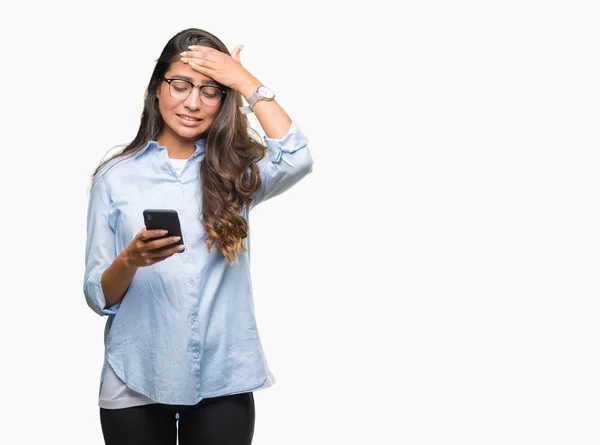 Młode Piękne Arabskie Kobiety Sms Pomocą Smartfona Białym Tle Podkreślił — Zdjęcie stockowe