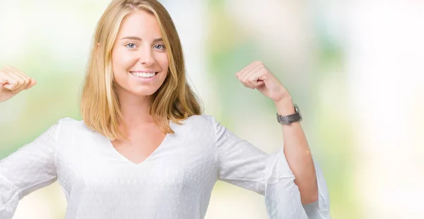 Bella Giovane Donna Elegante Sfondo Isolato Mostrando Muscoli Delle Braccia — Foto Stock