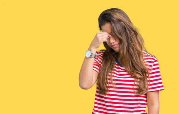 Jovem Bela Mulher Morena Vestindo Listras Camiseta Sobre Fundo Isolado — Fotografia de Stock