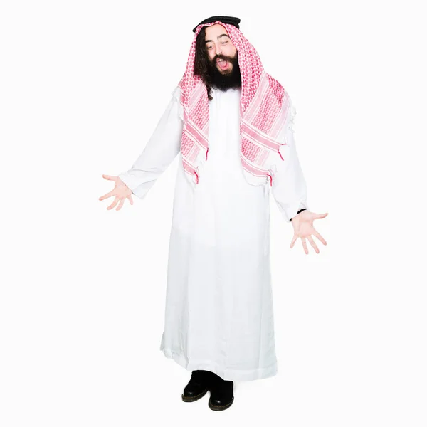 Arap Adamı Geleneksel Keffiyeh Giymiş Uzun Saçlı Eşarp Yapma Balık — Stok fotoğraf