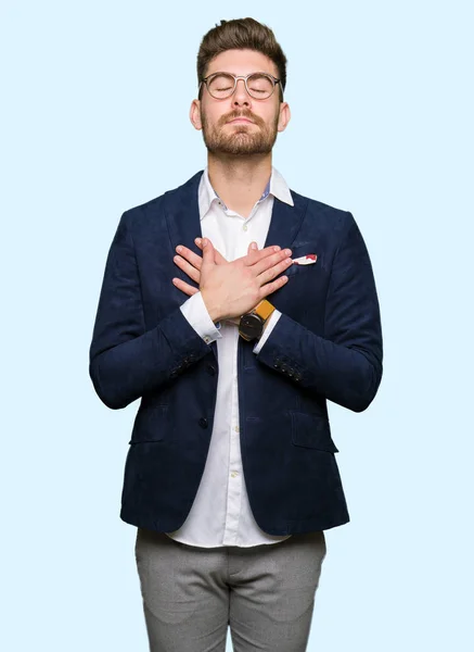 Junger Gutaussehender Geschäftsmann Mit Brille Lächelnd Die Hände Auf Der — Stockfoto