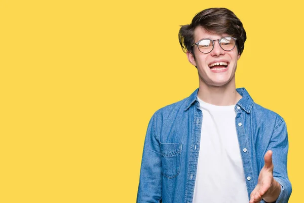 Νεαρός Όμορφος Άνδρας Φορώντας Γυαλιά Πέρα Από Απομονωμένο Υπόβαθρο Χαμογελώντας — Φωτογραφία Αρχείου