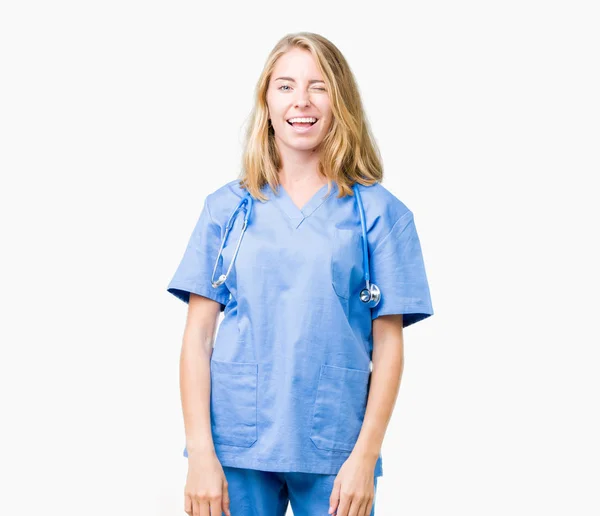 Woman Piękny Młody Lekarz Sobie Uniform Medyczny Białym Tle Mrugając — Zdjęcie stockowe