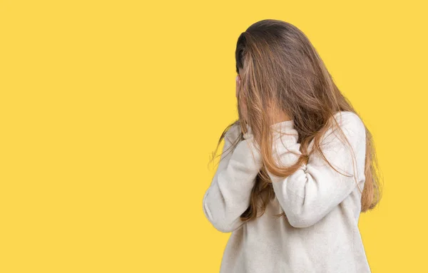 泣きながら手で顔を覆っている悲しそうな表情で孤立した背景にタートルネックのセーターを着た若い美しいブルネット女性 うつ病の概念 — ストック写真
