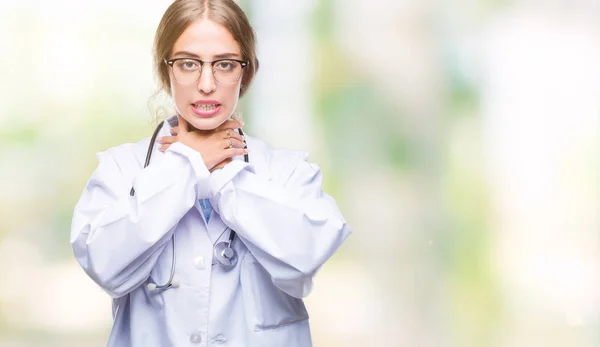 Vacker Ung Blond Läkare Kvinna Bär Medicinsk Uniform Över Isolerade — Stockfoto