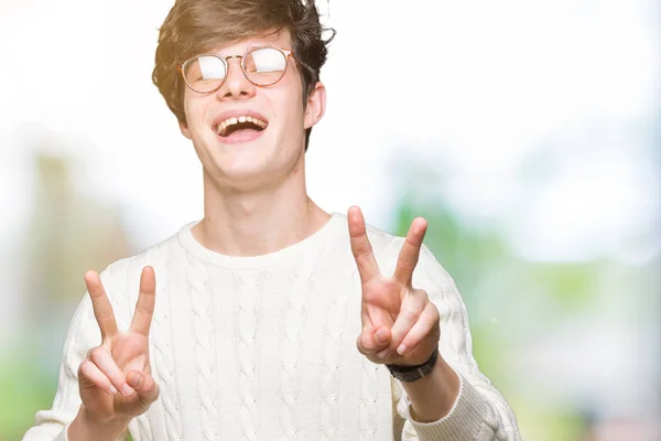 Homem Bonito Jovem Usando Óculos Sobre Fundo Isolado Sorrindo Olhando — Fotografia de Stock