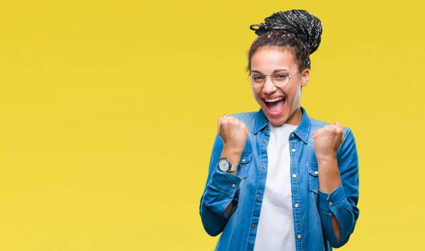 Afro Amerikaanse Meisje Jonge Gevlochten Haar Bril Geïsoleerde Achtergrond Vieren — Stockfoto