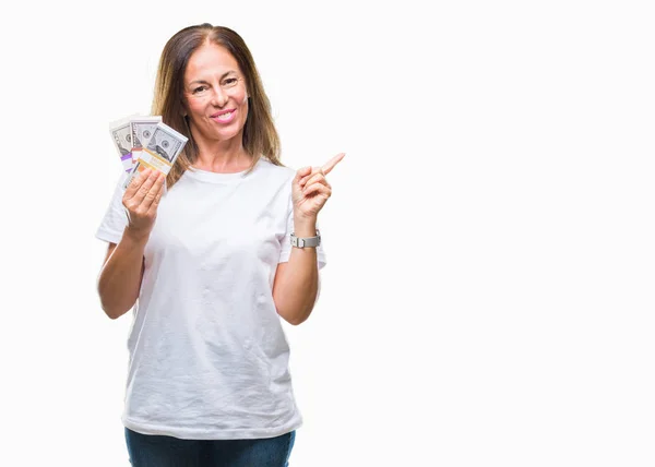 Mujer Hispana Mediana Edad Sosteniendo Montón Dólares Sobre Fondo Aislado — Foto de Stock