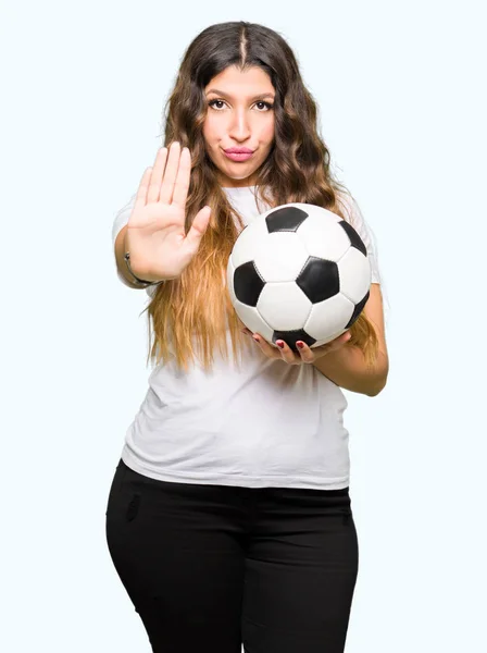 Junge Erwachsene Frau Hält Fußballball Mit Offener Hand Und Macht — Stockfoto