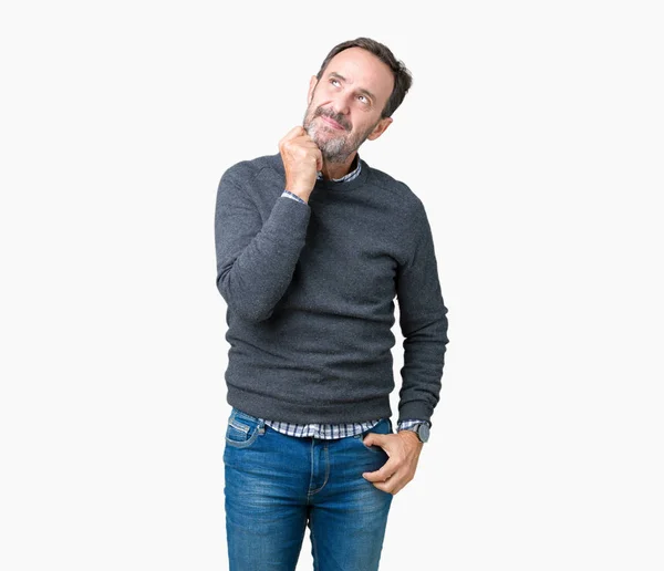 잘생긴 남자에 스웨터를 손으로 잠겨있는 표현에 생각에 사려깊은 의심의 — 스톡 사진