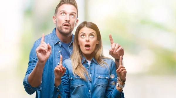 Pareja Joven Enamorada Sobre Fondo Aislado Asombrada Sorprendida Mirando Hacia — Foto de Stock