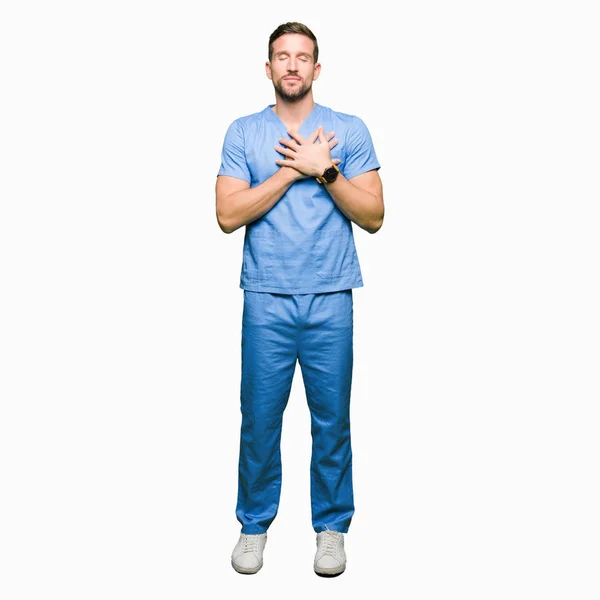 Γιατρός Όμορφος Άνθρωπος Φορώντας Ιατρική Στολή Πέρα Από Απομονωμένο Υπόβαθρο — Φωτογραφία Αρχείου