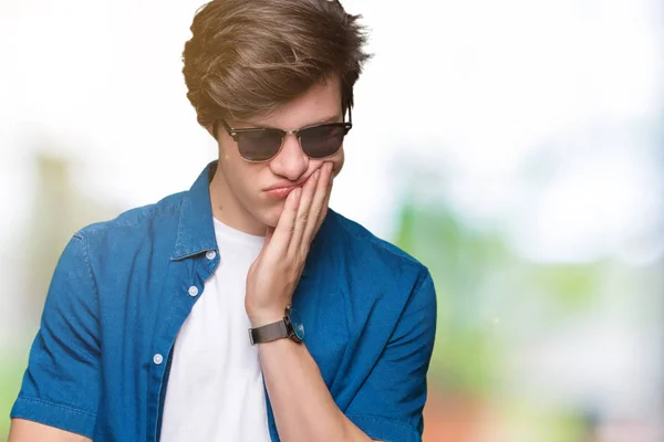 Joven Hombre Guapo Con Gafas Sol Sobre Fondo Aislado Pensando —  Fotos de Stock