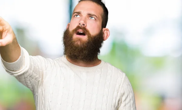 Joven Hombre Hipster Vistiendo Suéter Invierno Señalando Con Dedo Sorprendido —  Fotos de Stock