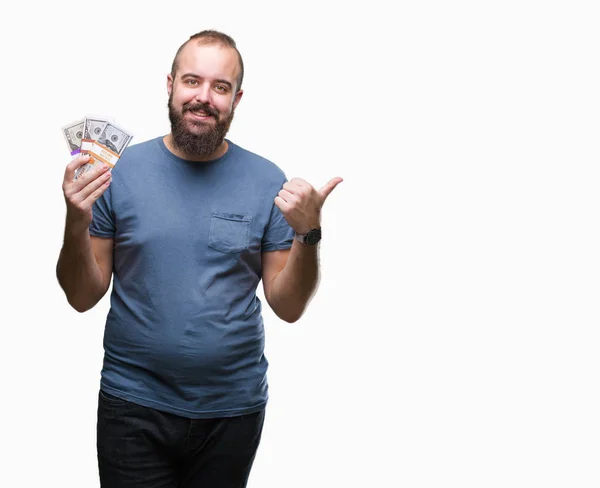 Junger Hipster Mann Hält Geldbündel Über Isoliertem Hintergrund Und Zeigt — Stockfoto