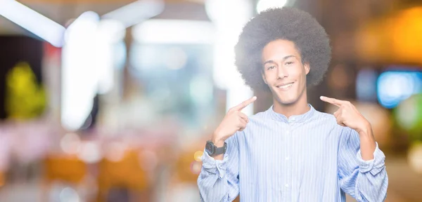 Jovem Afro Americano Com Cabelo Afro Sorrindo Confiante Mostrando Apontando — Fotografia de Stock