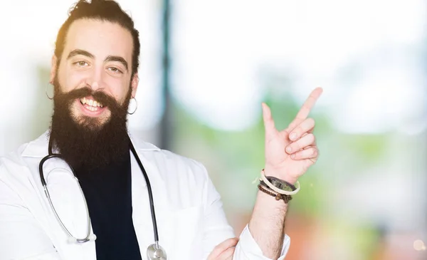 Dokter Dengan Rambut Panjang Mengenakan Mantel Medis Dan Stetoskop Dengan — Stok Foto