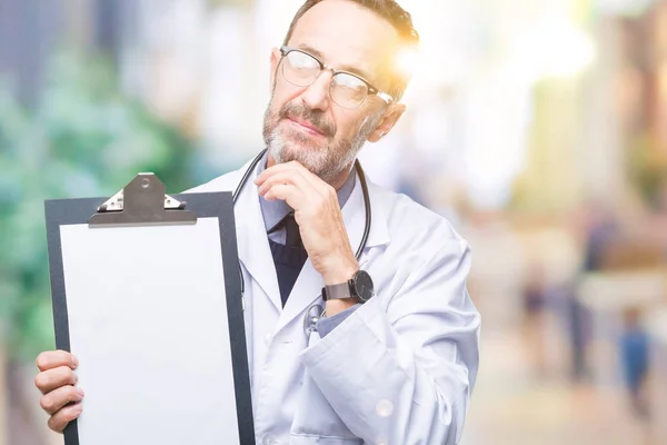 Idade Média Idoso Hoary Médico Homem Segurando Prancheta Isolado Fundo — Fotografia de Stock