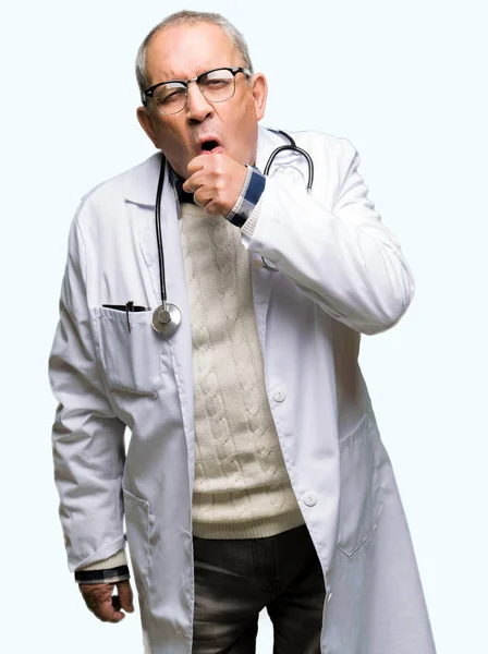 Przystojny Doktor Starszy Człowiek Ubrany Medycznych Płaszcz Uczucie Złego Samopoczucia — Zdjęcie stockowe