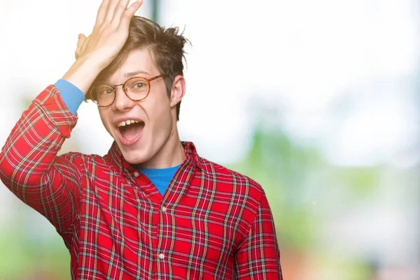 Homem Bonito Jovem Usando Óculos Sobre Fundo Isolado Surpreso Com — Fotografia de Stock