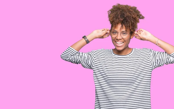 Hermosa Mujer Afroamericana Joven Con Gafas Sobre Fondo Aislado Sonriendo — Foto de Stock