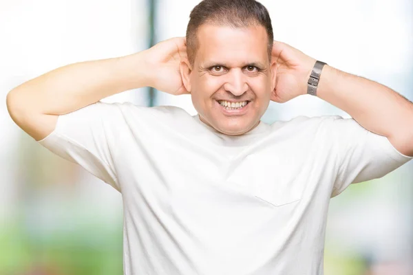 Middelbare Leeftijd Arabische Man Wearig Wit Shirt Geïsoleerd Background Ontspannend — Stockfoto