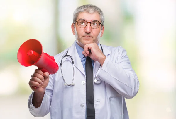 Bonito Médico Sênior Homem Gritando Através Megafone Sobre Fundo Isolado — Fotografia de Stock