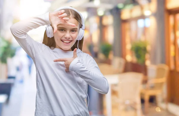 Mooi Meisje Dragen Koptelefoon Luisteren Naar Muziek Geïsoleerde Achtergrond Glimlachend — Stockfoto