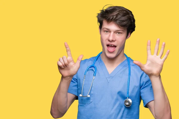 Jovem Médico Vestindo Uniforme Médico Sobre Fundo Isolado Mostrando Apontando — Fotografia de Stock