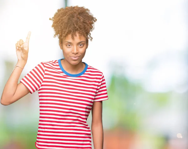 Belle Jeune Femme Afro Américaine Sur Fond Isolé Montrant Pointant — Photo