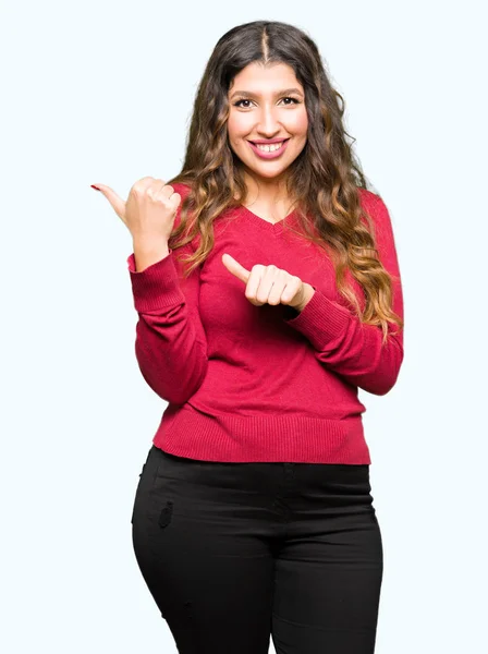 Mujer Hermosa Joven Usando Suéter Rojo Señalando Hacia Atrás Con —  Fotos de Stock