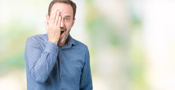 Guapo Mediana Edad Elegante Hombre Mayor Sobre Fondo Aislado Que —  Fotos de Stock