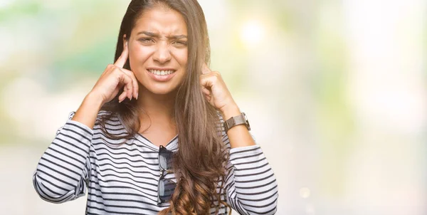 Ung Vacker Arabisk Kvinna Bär Solglasögon Över Isolerade Bakgrund Som — Stockfoto