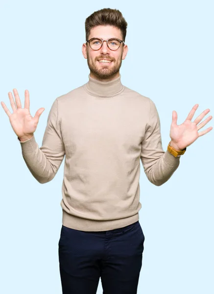 Pemuda Tampan Pria Bisnis Mengenakan Kacamata Menunjukkan Dan Menunjuk Atas — Stok Foto