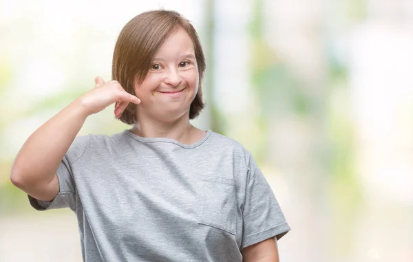 笑ってやって孤立の背景にダウン症候群の若い大人の女性の手と電話で話しているように指でジェスチャーを電話 通信の概念 — ストック写真