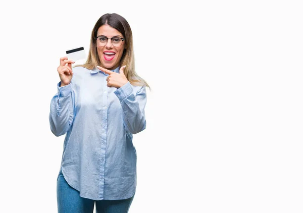 Junge Schöne Geschäftsfrau Mit Kreditkarte Über Isoliertem Hintergrund Sehr Glücklich — Stockfoto