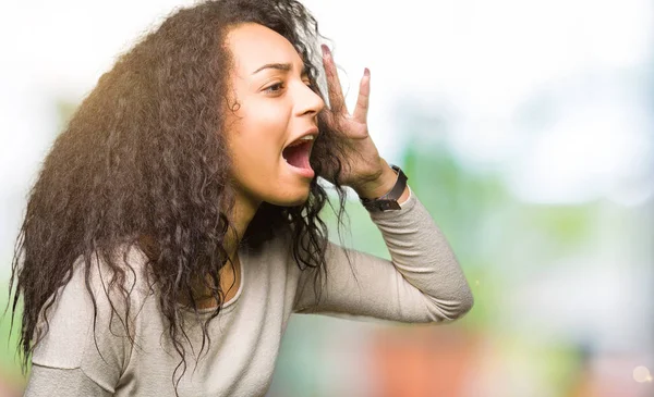 Joven Hermosa Chica Con Pelo Rizado Usando Suéter Casual Gritando — Foto de Stock