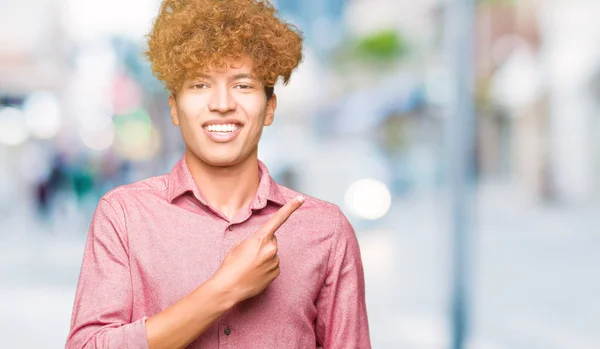 Joven Hombre Negocios Guapo Con Pelo Afro Alegre Con Una — Foto de Stock