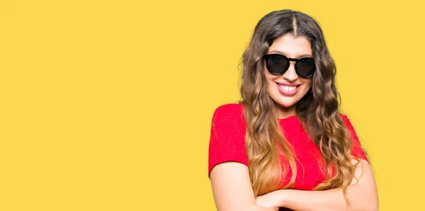 Junge Schöne Frau Mit Rotem Shirt Und Sonnenbrille Glücklich Lächelnd — Stockfoto