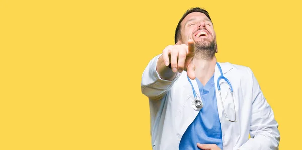 Stilig Läkare Man Bär Medicinsk Uniform Över Isolerade Bakgrund Skratta — Stockfoto