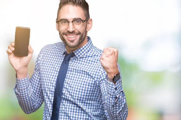 Junger Geschäftsmann Zeigt Smartphone Bildschirm Vor Isoliertem Hintergrund Schreit Stolz — Stockfoto