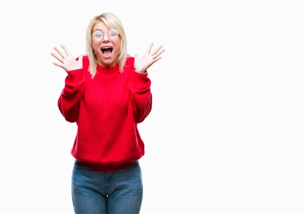 Giovane Bella Donna Bionda Indossa Maglione Occhiali Sfondo Isolato Celebrando — Foto Stock