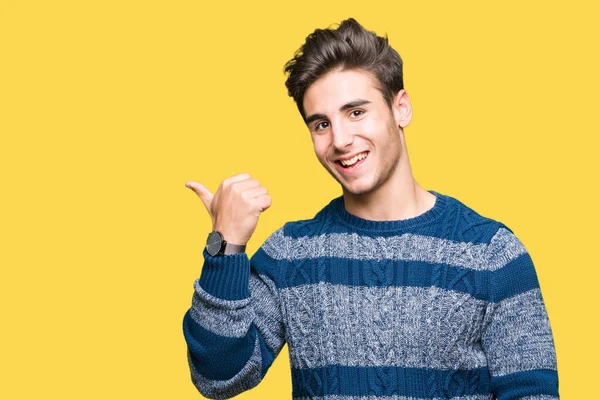 Joven Hombre Guapo Sobre Fondo Aislado Sonriendo Con Cara Feliz —  Fotos de Stock