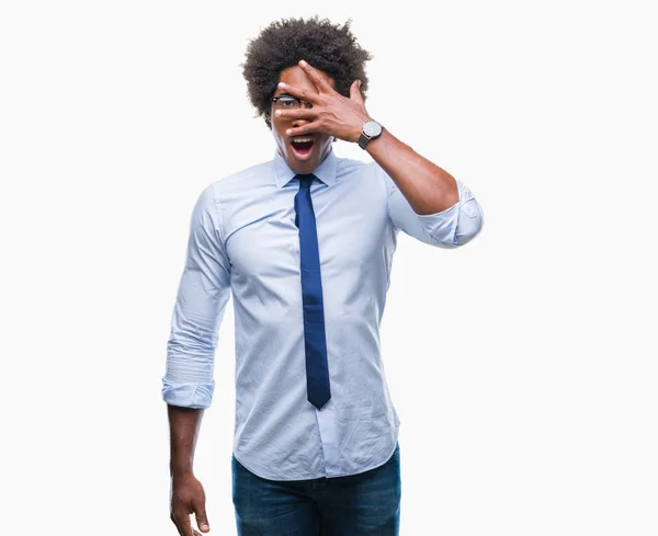 Afro Americano Homem Negócios Vestindo Óculos Sobre Fundo Isolado Espreitando — Fotografia de Stock