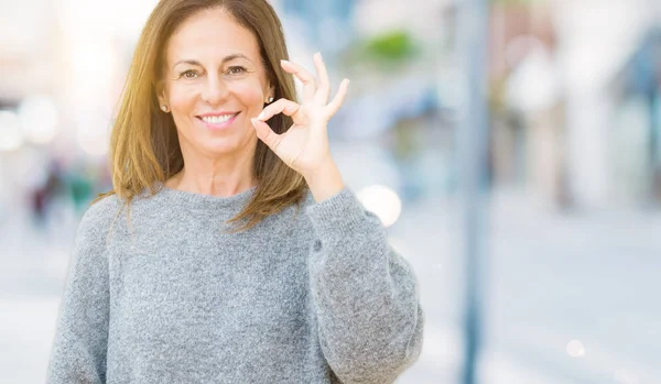 여자는 손가락으로 사인을 긍정적인 미소를 스웨터를 성공적인 — 스톡 사진