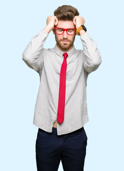 Νέοι Επαγγελματίες Όμορφος Άνδρας Φορώντας Γυαλιά Που Υποφέρουν Από Πονοκέφαλο — Φωτογραφία Αρχείου
